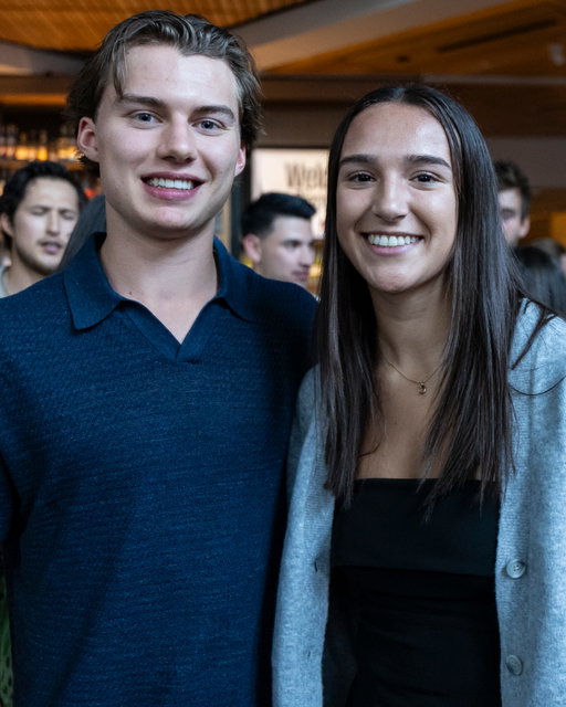 Just a couple of North Vancouver's best and brightest. 🇨🇦😎
 
Un beau duo talentueux de North Vancouver. 🇨🇦😎