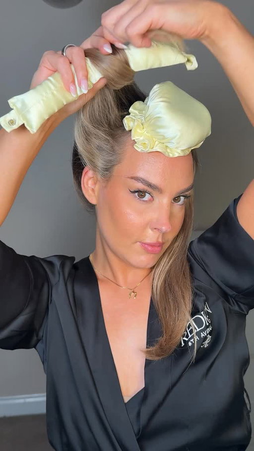 Heatless curls that never fail me 🤎🙏🏼
Three @eternalmusehair Bun Bons 
e @eternalmusehair website 
@kerastase_official overnight serum 
-
-
#heatlesscurls #overnightblowout #overnightheatlesscurls #eternalmusebunbons #eternalmusehair #heatlesscurltutorial #hairinspo #hairtutorial #hairhacks #haircare