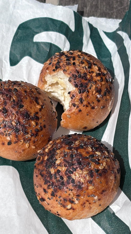 Meet the new Mini Everything Bagels! 3 bagel rounds filled with plain cream cheese and topped with white sesame seeds, minced onion, pretzel salt, poppy seeds, black sesame seeds, and garlic.
-
Découvrez les nouveaux minibagels tout garnis! Trois petits bagels garnis de fromage à la crème et parsemés de graines de sésame blanc, d’oignon émincé, de sel pour bretzels, de graines de pavot, de graines de sésame noir et d’ail.