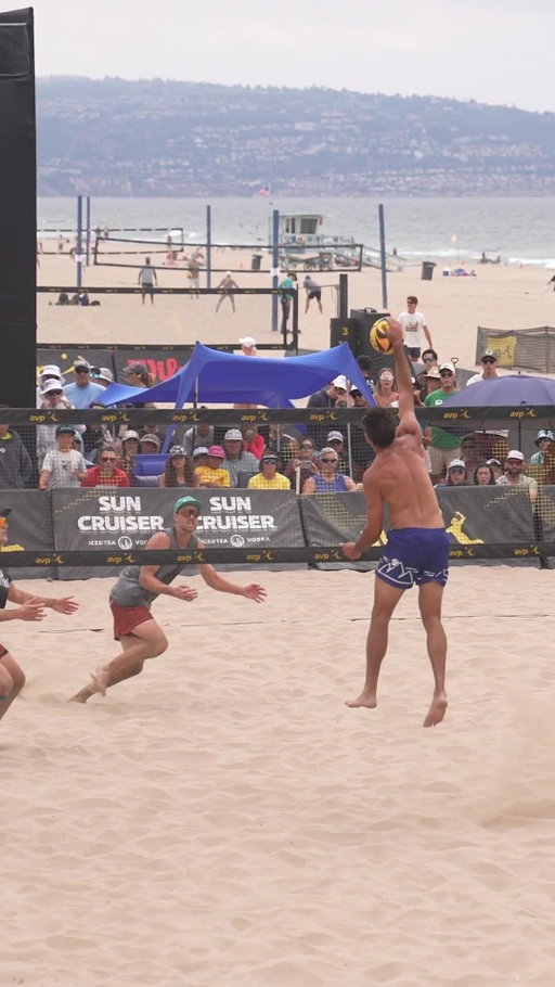 Manhattan Beach moment:
Taylor Crabb’s coverage tees up Taylor Sander’s monster bounce.