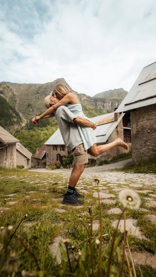 L’effet te plaît ? 
Parfois c’est avec pas grand chose qu’on peut donner du rythme et créer de l’émotion à une vidéo. Un trépied un peu de low shutter et beaucoup d’amour ❤️

#astucevideo #couplevideo