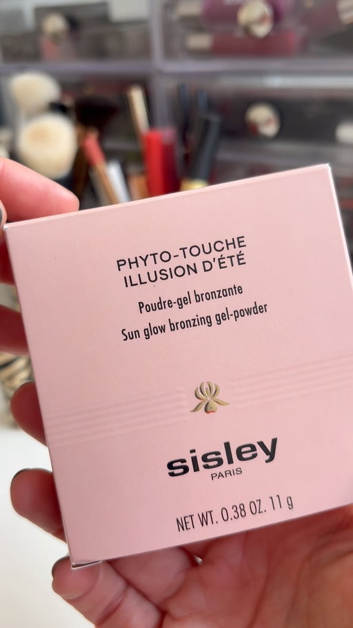 Sisley bronzer 🤎✨ So many posts on social media are talking about fall but I’m here still enjoying summer. I understand people’s excitement for a new season because change can be fun. However, I love feeling the warmth of the sun on my skin so I’m going to soak up as much summer as I can and lean into it by adding more bronzer. @sisleyparisofficial #sisley #sisley_paris #sisley_paris #sisleymakeup #bronzer #bronzermakeup