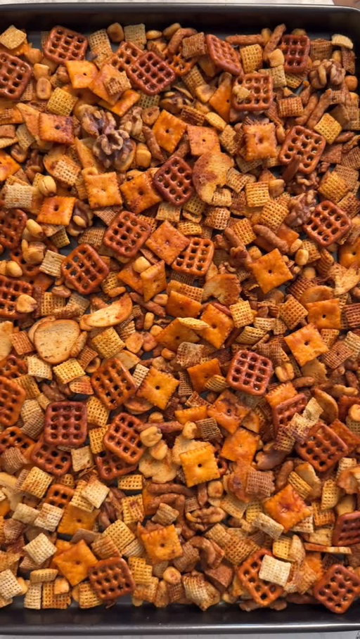 #CAWalnutsPartner Creamy Homemade Walnut Chex Mix but make it Honey Gochujang Flavor! So many incredible textures in this from the buttery pretzels to the crunchy California walnuts packed with good for you nutrients!

Full recipe up on the blog as always - www.moribyan.com - or link in bio #sponsored

#snacks #snack #recipe #easyrecipe #cooking #food #foodie #foodstagram #foodblog #instafood #yummy #eeeeeats #foodblogger #foodlover