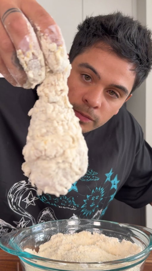 Snoop Doggs Fried Chicken 

-
-
-
#snoopdogg #friedchickenrecipe #friedchicken #snoopdog #celebrityrecipe #homemadefastfood #chicken