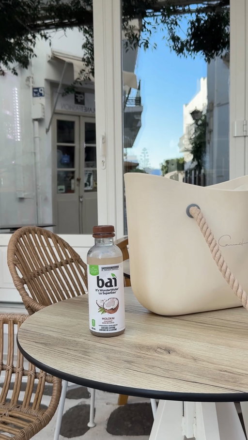 Juste moi et la ville.
Savourer l’été, comme si c’était le dernier. Petite pause. Je sors ma Bai Coconut, always in my bag. Pas envie de café, mais une petite dose de caféine? Oui. 65 mg de caféine. Vitamine E. Zinc. 1 g de sucre. 10 cals. Le goût de coco ? Next level. Relax & chill 🌴✨ @bai.canada

AD