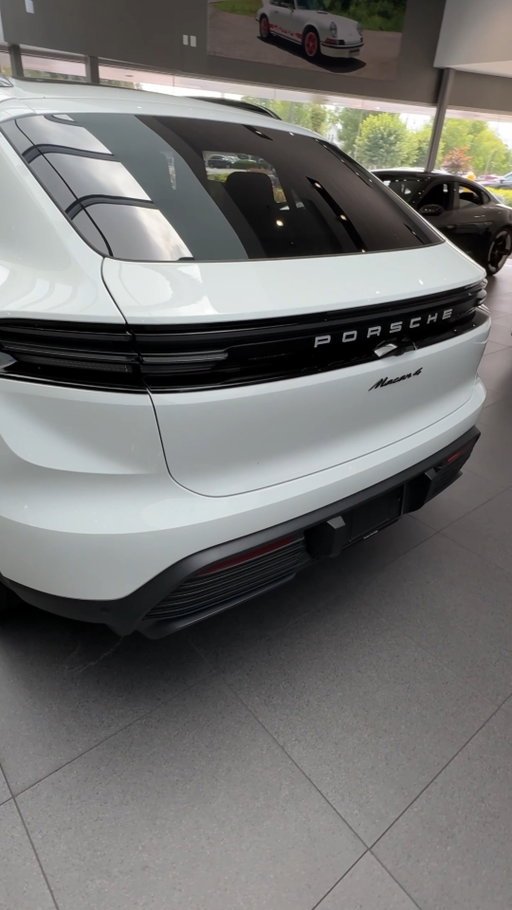 Frameless windows, a sloping roofline, space for everyday life, and AWD traction for every road. The Macan 4 EV is built for it all.