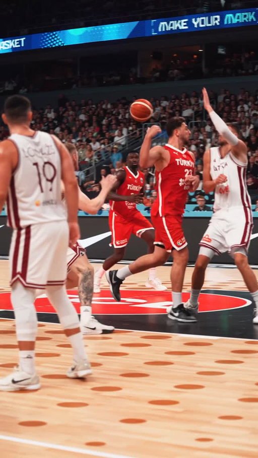 This Turkish duo 🇹🇷 ✨

Sengun and Bona connect for a big slam 💥

#EuroBasket