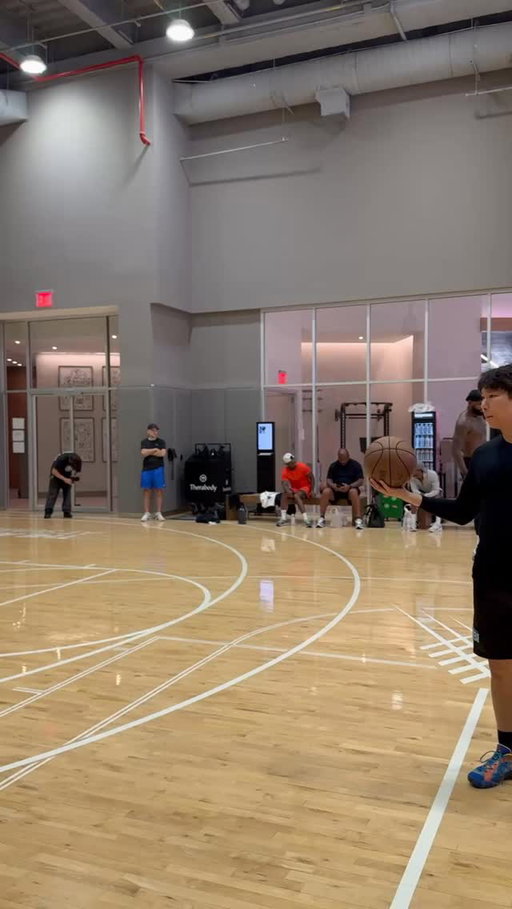 @kingjames shooting the ball very consistently off the move, off the dribble and off the catch going into his 23rd season 🏁🏁🏁