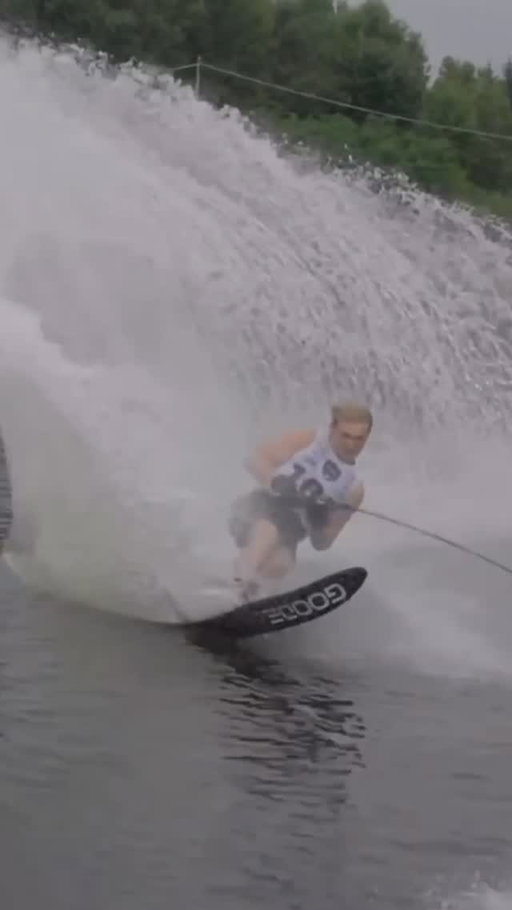 @blaze.grubbs takes an early lead in the men’s slalom event and scored an incredible PB of 5 at 39 (10.75m) 💪🇺🇸

With trick and jump still remaining, he’s off to an amazing start and it’s looking promising for overall 🙌

🎥: @waterskibroadcasting_