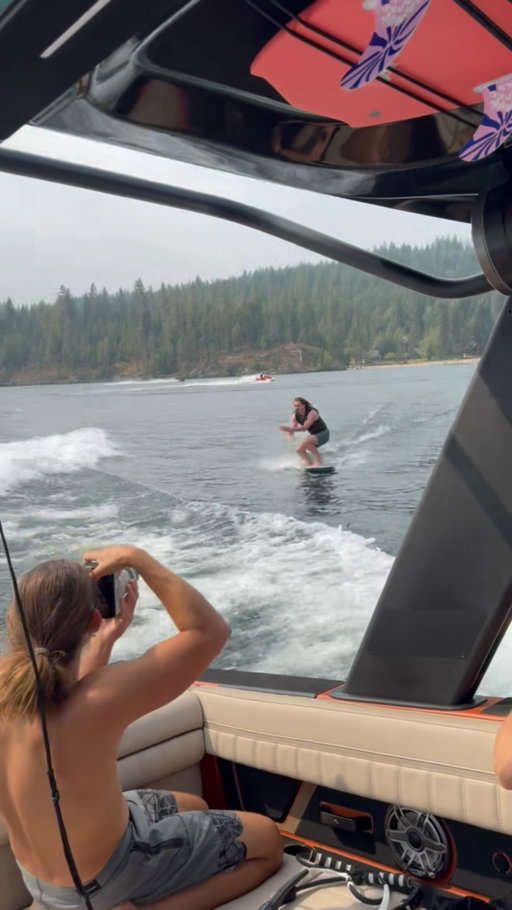 I flagged down a random kid on a jet ski and offered him 20 bucks to whip me into the @arcboats . Thanks for the whip-in @koltonpennazoli 😎👊. Clip captured by @grahamschmid 📷 .
.
#wakesurfing #skimboarding #wakesurf #arcboats