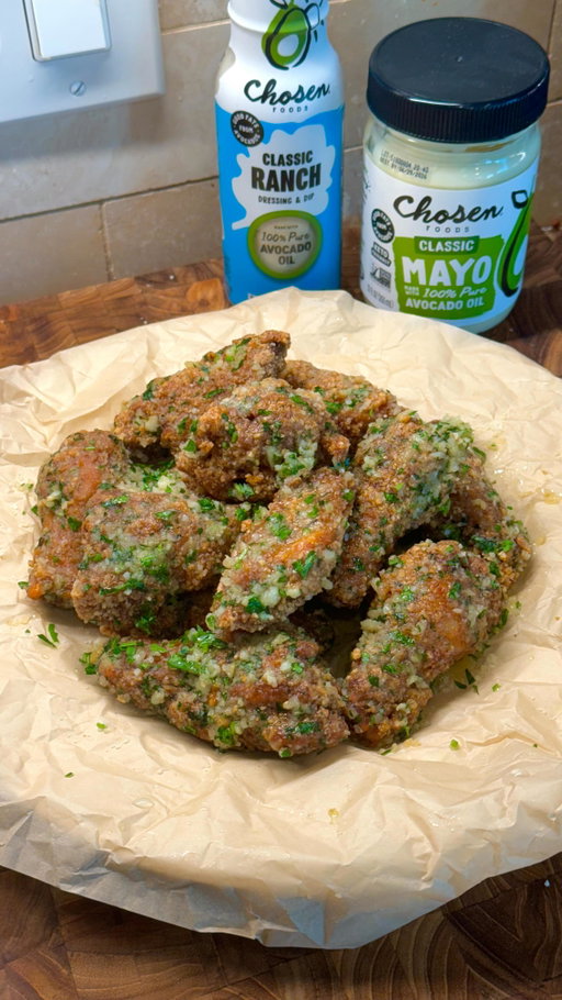 garlic parm wings 🧄

when i want wingstop but need to delude myself i’m still being healthy since i’m cooking at home 😩 but hey at least 100% pure avocado oil here with @chosenfoods

these are so crispy and with chosen foods ranch 👌👌👌

comment “recipe” to receive the full recipe via DM! the full detailed recipe is also on my website 🔗 linked in bio!

#ChosenPartner #garlic #garlicparmesan #parmesan #wings #chicken