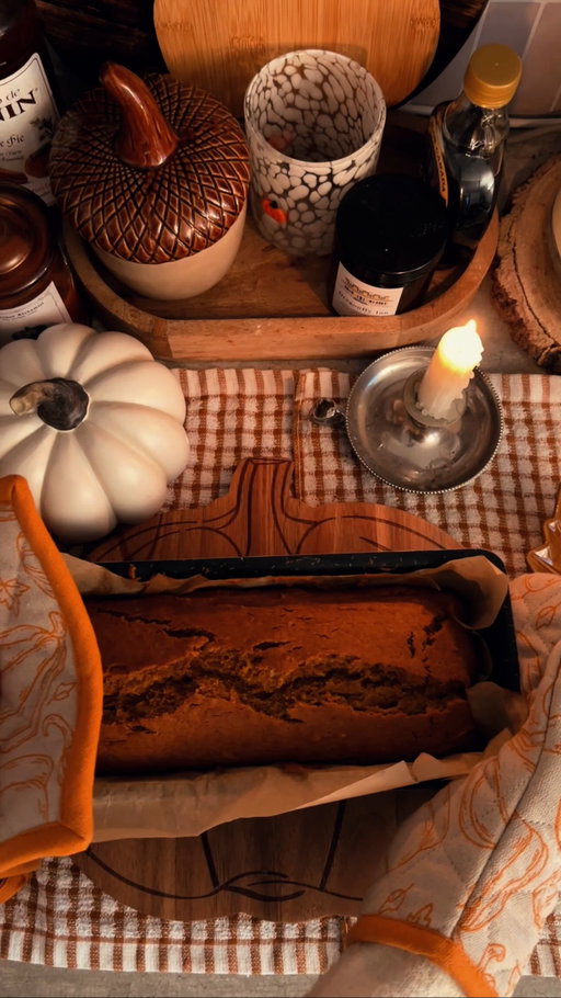 On rainy Fall days we bake! 🍁🌧️ I don’t know about you but rainy days make me feel so cozy I wanna turn my entire kitchen into a bakery 🥮

Fall season is the perfect time to start comforting baking recipes and make your whole kitchen smell like pumpkin spice 🎃 the weather was so dark and moody this morning that I decided to make my favorite treat in the world: pumpkin loaf 🍞🎃

Here’s the recipe below ⬇️ 

DRY INGREDIENTS:
240g AP flour, 1 tsp baking soda, 1 tsp baking powder, 1/2 tsp salt, 2 tsp cinnamon, 1/2 tsp pumpkin pie spice, 170g sugar

WET INGREDIENTS:
150g melted butter, 2 eggs, 2 tsp vanilla extract, 1 can of pumpkin puree 

Mix the dry ingredients with the wet ingredients. Put your mixture into a baking tray and bake for 60min at 180° (350° F) 

FROSTING:
113g cream cheese, 4 tbsp butter, 4 tbsp milk of your choice, 240g powdered sugar

And thank me later! 🤎
.
.
.
.
#pumpkinloaf #fallrecipes #fallbaking #autumnrecipes #autumnbaking #bakingathome #cozyrecipes #recipeinspo #bakingreels #bakingreel #bakinginspo #bakingrecipes #bakingrecipe #bakinglover #bakingismytherapy #rainydays #falldays #falliscoming #fallseason🍁 #fallvibes🍁 #fallaesthetic #homestylecooking #seasonalrecipes #bakingtime #fallgirl #autumndays #autumnseason #pumpkinseason #pumpkinspiceeverything #pumpkinspiceseason