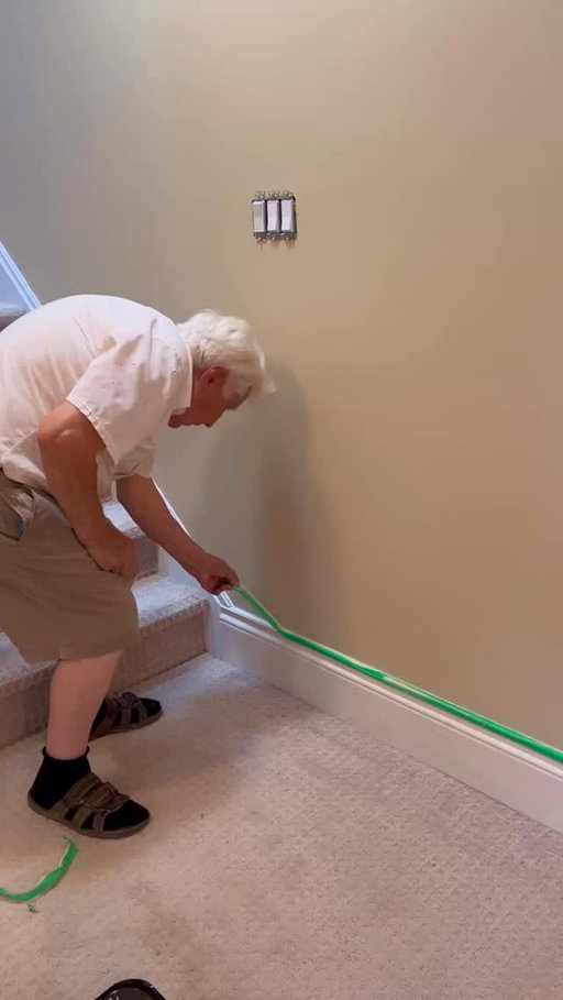 Everyone Throws It Out… Grandpa Reuses It! 
.
.
.
#painting #tip #diy #reuse #recycle #italian #oldschool #home #nonno #homemade #viral #trending #reels #reelsvideo