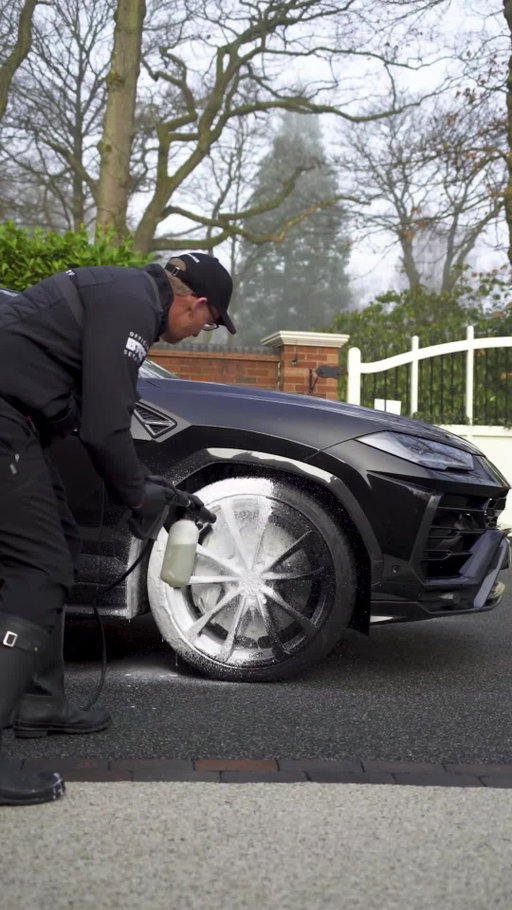 Some satisfying ASMR of @mawsleydetailing working their magic on a Lamborghini Urus to brighten up your Thursday!🧼

#asmr #detailing #cardetailing #cleaning #lamborghini #urus #lambo #carwash