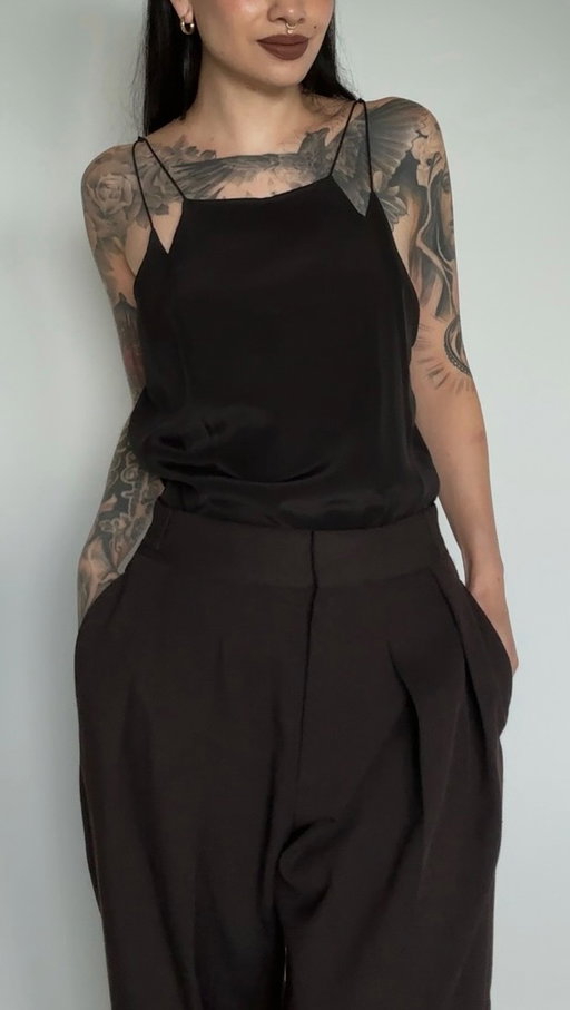 I’m over the moon with this beautiful silk @tibi top from @therealreal 🖤 paired it with my favorite pants from @cosstores and it’s a look 🖤
#minimalistgoth #nyfw #tibi #ootd