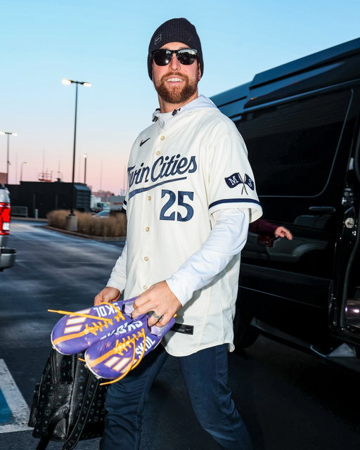 Welcome home, @athielen19! 💜