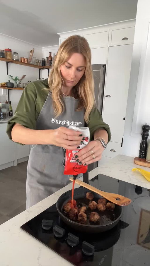 3 ingredient Sticky Glazed Balls: Mince + Bread + @mingleseasoning Tomato Sauce = That’s it!! 
Make immediately, Thank me later 🤤 
#meatballs #easymeals #tomatosauce
