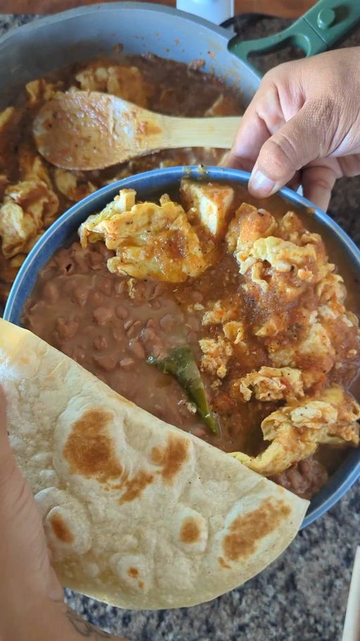 Huevos en salsa roja 
Eggs in red salsa 

Super easy and delicious 
What you'll need: 
- eggs 
- tomatoes 
- onion 
- garlic 
- salt 
- pepper 
- jalapeños 
- dry Chile arbol 
- water 

My comal is from @masienda

You can boil your salsa ingredients but charring is just 10x better haha 
#huevosrancheros🍳 #easybreakfast #mexicanfood #eggsrecipe #quickbreakfast