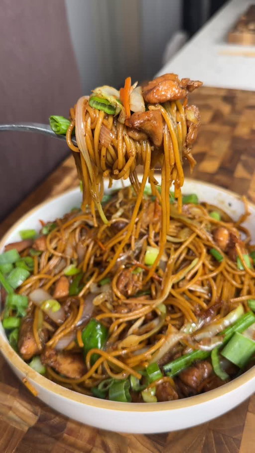 SAVE THIS ‼️ EASY 30 minute Pan Fried Noodles 🤯 (recipe 👇🏽) IB: @stephvnietea 

EXQUISITE EATS!!! My debut cookbook is now available for preorder!!! 85+ delicious and healthy recipes to help you achieve your goals! Link in my bio 🙌🏼❤️

Macros per serving (makes x3): 582 Calories | 46g P | 63g C | 16g F 

Ingredients:
8oz Barilla Protein Spaghetti, measured dry🍝 
2 cups cabbage, thinly sliced 🥬 
4-5 stalks of green onions, separated white parts from green. Slice white parts in half and green parts cut into 3 in pieces.
1 medium onion, thinly sliced 🧅 
1 cup shredded carrots 🥕 
4-5 garlic cloves, finely minced

For the chicken marinate:
1 lb Chicken thighs, 1/4 inch slices 🍗 
2 tbsp Oyster sauce 
1 tbsp light Soy sauce
1/4 tsp Pepper
1/4 tsp Baking soda

For the Sauce: 
3 tbsp light soy sauce 
1 tbsp Dark soy sauce
2 tbsp Oyster sauce
1 tbsp Shaoxing wine
1 tablespoon Sugar
2 tsp sesame oil

Instructions:
1. Cook the protein pasta until al dente 7-9 mins then set to the side.
2. In a medium size bowl, marinate cubed chicken thighs with the ingredients listed under the chicken marinate section above. Set aside for 10 mins :)
3. Prep veggies, cut 4-5 green onions separate whites then cut the whites in half then cut the green part into 3 sections. Mince 4-5 garlic cloves finely and thinly slice some white onions and cabbage. I used the pre cut shredded carrots 🥕 
4. Make the sauce for the noodles by mixing the ingredients in the “for the sauce section” above👆🏽 
5. On high heat add 1 tbsp of avocado oil, sear the chicken for 4 mins per side then set aside.
6. Spray some avocado oil in the same pan then add the white onions, shredded cabbage, carrots, and garlic. Sautee for 3-4 mins on high then add the noodles and the chicken
7. Add the sauce and cook for another 3-4 minutes on high then add the green onions and turn the heat to low
8. Cook for another minute then serve up!

Enjoy! 😍
.
.
.
.
#icekarim #healthyrecipes #easyrecipes #mealprep #quickrecipes