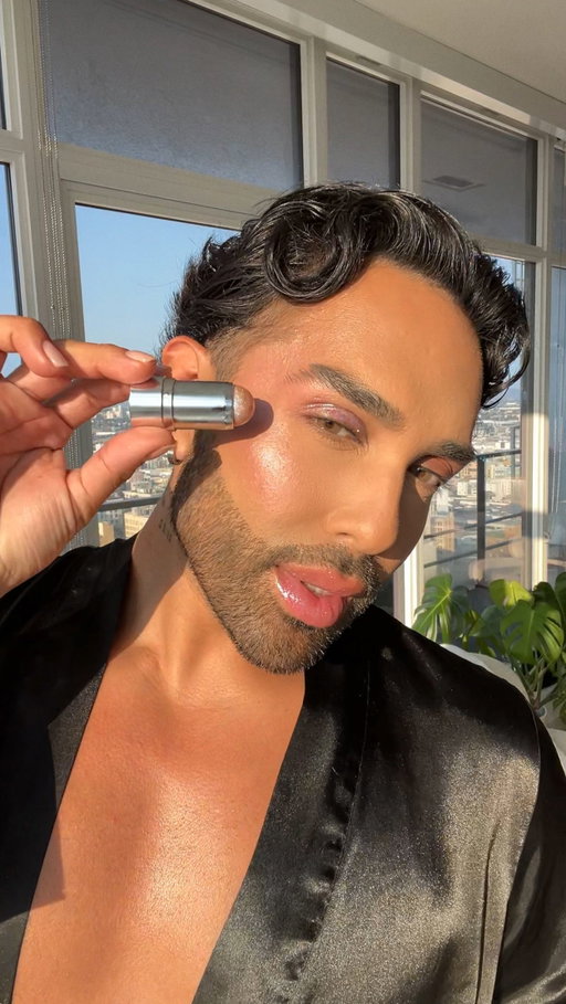 I need miss @arianagrande to see me from the stage!!! ✨🧚🏼 See y’all at the LA shows! 😭

Wearing the @r.e.m.beauty Sweet Dreams Powder Eyeshadow, Eclipse Glow Stick, & On Your Collar Plumping Gloss in ‘Fembot’

Mashup by @grandewentnext 

#REMBeauty