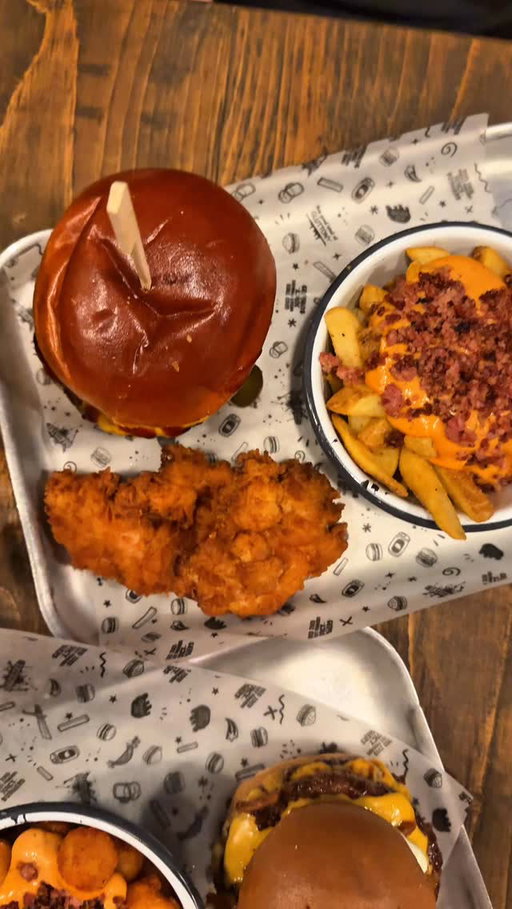 👀🍔 LEEDS… are these the best burgers you’ve seen?

@fathippofood burgers have touched down on Boar Lane & they’re bringing stacks on stacks of saucy, juicy burgers and it’s guaranteed to get messy 🤤

📍 22 Boar Lane, LS1
🤝 Who you bringing? 

*gifted #fathippo #juicyburger #leedseats #leedsfoodie #leedscitycentre #burgerlover