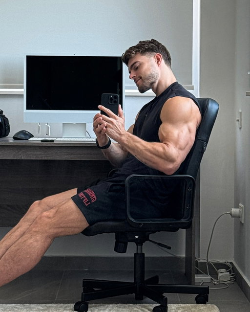 Full day of eating > 

- greek yogurt with MP protein granola & fruits
- smoothie
- daily supps @myprotein Impact week is here! now up to 70% off + an additional 15% off with c0de RICHARD🤝
- plum cake
- homemade burgers with sweet potato fries
- fruits

#arms #gainz #aesthetics #shredded #summerbody