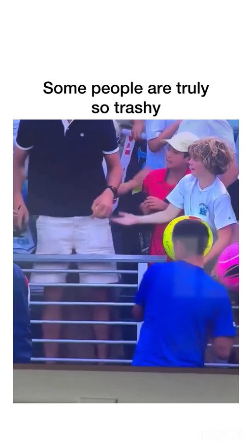 wtf is that guys problem 

#Viral #comedy #tennis