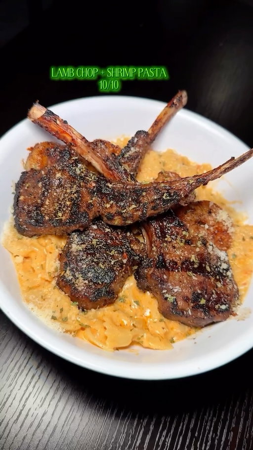 For a city that never sleeps, @dayandnightalmeda did the right thing by blessing the big backs with round the clock food and drinks! Brunch, lunch and dinner whenever you want! Most 24 hour spots aren’t that good but I’ve been here a few times and the flavor is always consistent! 
The menu is stacked with multiple options- so that means you can go back and try everything whenever and however you want. 
•
•
•
#houston #houstonfood #houstonrestaurants #houstoneats #htx #soulfood #blackowned #htxfood #htxfoodie #foodporn #foodgasm #thingstodoinhouston #houstontx #explorepage #travel #foodblogger