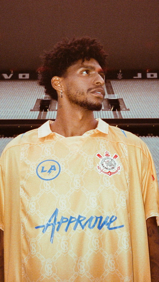 Cinco nomes se unem em um movimento inédito no esporte e na moda: Corinthians, Approve, NFL, Los Angeles Chargers e Hugo Souza apresentam uma colaboração inédita e limitada, com o Timão sendo o grande anfitrião dessa história. 🦅🏈🇧🇷

A Neo Química Arena será, pela segunda vez, palco do espetáculo da NFL no Brasil, recebendo o jogo entre Chargers e Chiefs, dia 5 de setembro. É também a casa do goleiro Hugo Souza — que veste as cores azul e amarelo, em sintonia com o Chargers.
 
A collab apresenta duas jerseys exclusivas, nas cores azul e amarela, produzidas em edição extremamente limitada. Cada peça é numerada de 1 a 500 e traz uma etiqueta com os logos dos cinco nomes e a assinatura de Hugo Souza.

⸻

Five names come together in an unprecedented movement in sports and fashion: Corinthians, Approve, NFL, Los Angeles Chargers and Hugo Souza present an exclusive, one-of-a-kind collaboration — with Timão as the main host of this story. 🦅🏈🇧🇷

For the second time, Neo Química Arena will be the stage of the NFL spectacle in Brazil, hosting the game between the Chargers and the Chiefs on September 5. It’s also the home of goalkeeper Hugo Souza — who wears blue and yellow, in sync with the Chargers. Timão, with its solid track record of collabs with Approve and the NFL, reaffirms its central role in this cultural and sporting connection.

The collab features two exclusive jerseys, in blue and yellow, produced in an extremely limited edition. Each piece is individually numbered from 1 to 500 and includes a tag with the five logos and Hugo Souza’s signature.