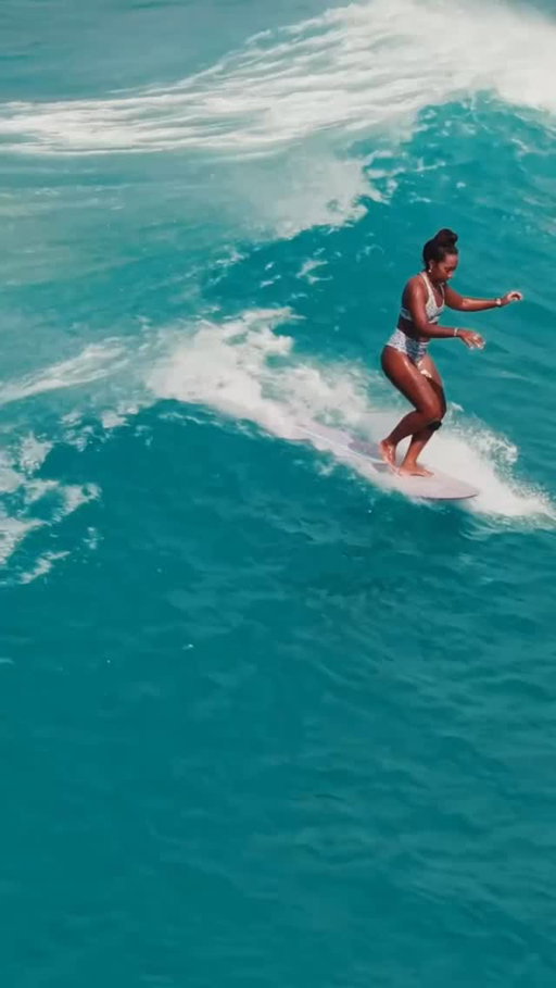 Best Part of Living in Waikiki ..the Waves 🌊🤍 @__madeforit__ 
.
.
🎥: @nyzjon 
.
.
.
#surfergirlstyle #representation #lifestylemodel #hawaiinei #surfvideo #hangten #longboardlife #livingmybestlife