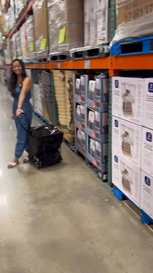 Sooooo excited for Costco Lovers that the Clevermade foldable tote bag aka the Hulken inspired by tote is coming to Canada. A Hulken is over $200 and this one is very close to it. I bought mine in the USA to pre review for you and I love it! 
Video from San Diego @costco 
Pictures from @costco_canada a Instagram  #tinasfavyyc #yyccostcolovers #costco #costcoloverscanada #hulken