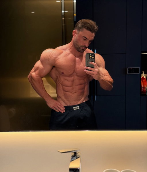 Good morning, couldn’t resist a cheeky hotel bathroom selfie 😜 day 1 @gymshark LONDON LIFT EVENT about to get started! Hopefully see some of you there 👊🏼 #gymshark