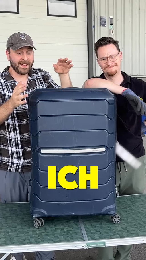 Wie viel werden wir auf dem Flohmarkt damit machen? 👀😂 #lager #auktion #storage #koffer