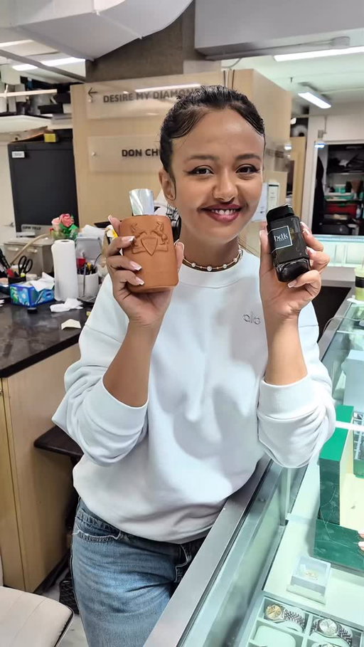 @vvsjewelerss Reem @reemthedreemm reviews our 2 fall favorite fragrances - what are her thoughts?

Comment below if we should do a coin flip for perfumes and watches next time 💥

#perfume #fragrancecollector #fragrance #watches #watchesofinstagram
