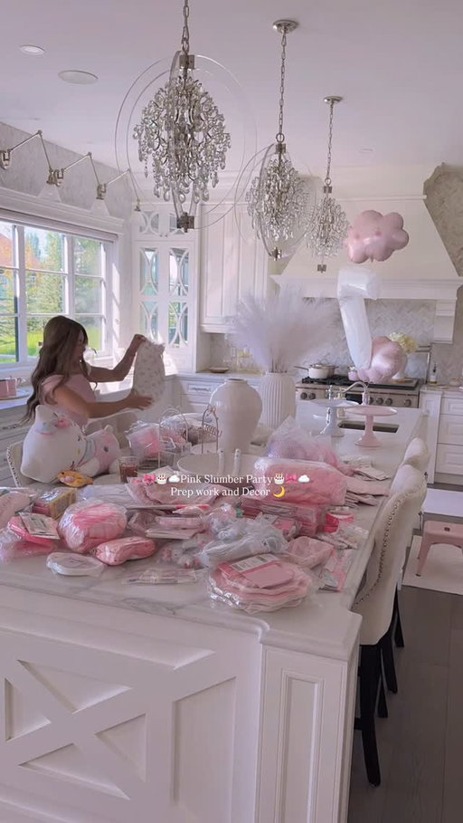 Mia & Sophia’s 7th birthday!🎂🎀☁️Day 1 of prep has officially started decorating, cleaning, and getting everything ready!🌙I’ll be sharing the full set up and all the links soon, so stay tuned!!💕

#home #slumberparty #pinkaesthetic