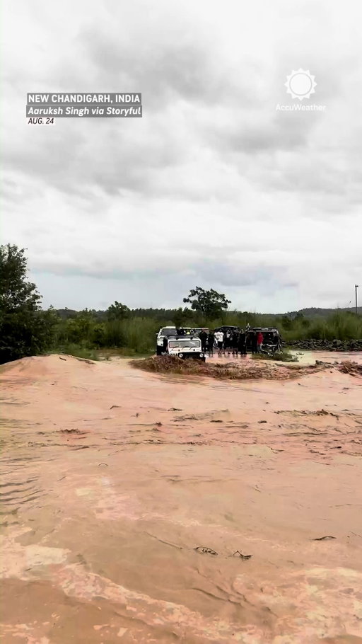 A jeep was flipped by floodwaters in Punjab after the driver tried to cross. Everyone made it out safely. Flooding across the region has damaged infrastructure and closed schools.

🚨 Reminder: Don’t risk driving into fast-moving water. 

#flooding #jeep #flood #explorepage