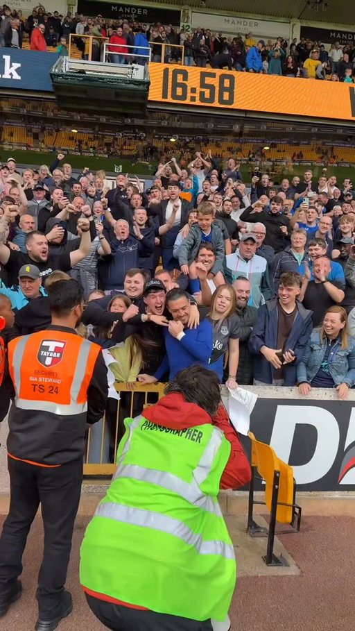 The travelling Toffees didn’t want to let Grealish go. 💙😅