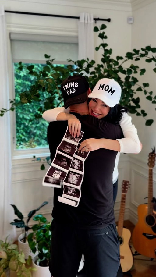 Twins! We are so blessed and can’t wait to meet you.  Double the joy and love ❤️❤️

Gemelos ! Nos sentimos tan bendecidos y emocionados de que ya casi llegan nuestros bebés!! ❤️❤️

@marthahigareda is going to be an amazing mother and I’m so excited to be your father! 

#dadlife #twins #twinsdad