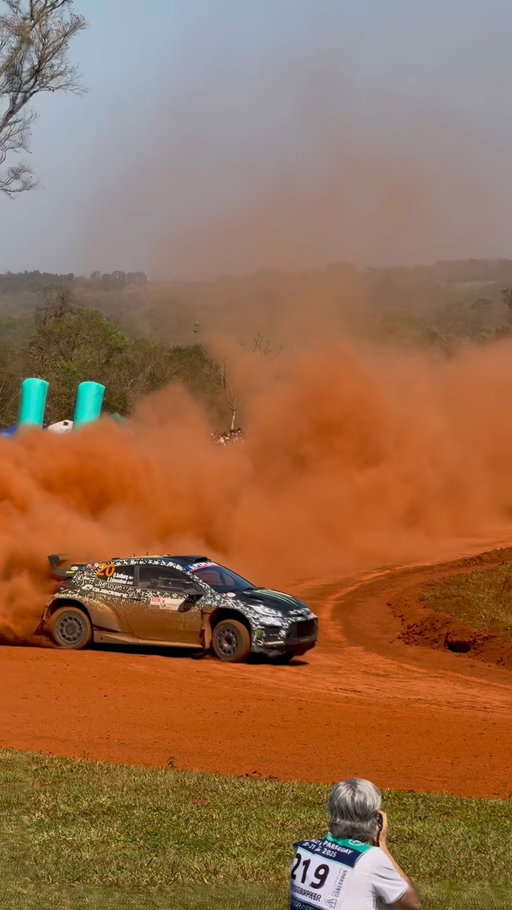 Oliver Solberg a fondo en la tierra roja. 😮‍💨🏁
.
.
.
#rally #oliversolberg #rallyparaguay #wrcofficial #wrcrally #wrcparaguay #paraguay #🇵🇾 #monster #toyota #yaris #nevergiveup @oliversolberg01 @petterwrc03 🔥🏁