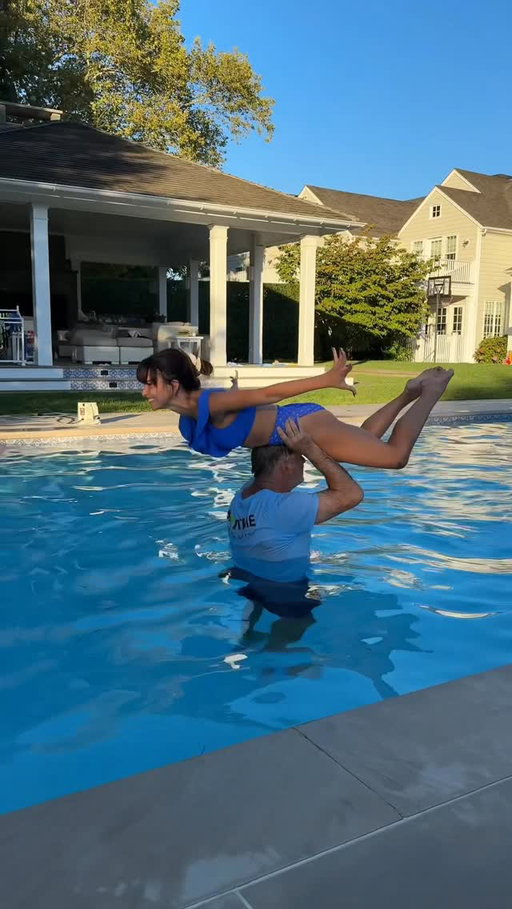 Where’s my pleasing arc?? Spaghetti arms! 😂 #hilariabaldwin #alecbaldwin #dirtydancing #timeofmylife #funny
