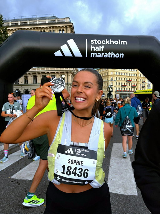 GUYS I DID IT !!!!!!🌟🌟🌟 stockholm half marathon 2025 oh em geeeee !!!!! where do i start ?? yesterday was unreal, unbelievably hard, empowering, hella painful & emosh all in one !!! but i found out I CAN DO FLIPPIN HARD THINGS !!!!💌🥹

i think i got a PB too AHH !!!!!🌟🧚🏼🏃🏽‍♀️❣️ 2:08:28 says strava !!! (waiting on my chip time)

i set off waaaay speedier than normal & somehow held it for a lot of the race (adrenaline & haribos??) until i hit 15K and my knees were hating every single second of it !!! they were SORE ! but nothing that a lil bit of hamilton couldn’t try block out😗 i pushed HARD yesterday, tears were sucked back in & i can’t quite tell you how proud i am that i got over that finish line !!!!! i genuinely used every drop of energy in my tank hahah

half maras may seem easy peasy for a lotta people but for me this was HUGE !!!!! through injuries, everything going on this year & a tonne of self doubt I JUST RAN A HALF MARATHON?!!! 

off to flop for a few days & feel mega mega proud !!! well done to all the other runners in stockers yesterday - YOU ROCK SO HARD !!!!!❣️❣️

thank you for all the lovely messages yesterday tooo!!!!🥹 your support means the absolute world chickypeas !!!!!! LOVE YA XXXXXXXX

#stockholm #halfmarathon #stockholmhalvmarathon #running
