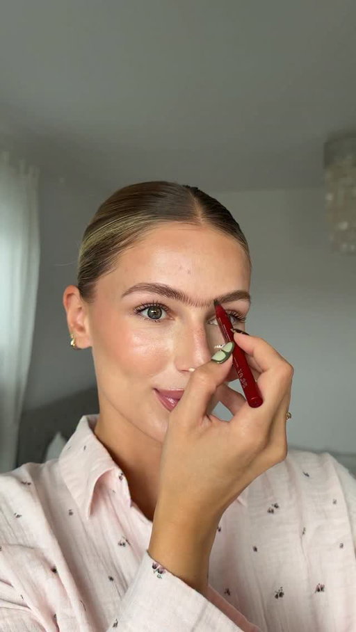 vypadá to přesně jako chloupky obočí! jak tohle @lorealparis vymyslel? 🙊✨ já se budu opakovat, ale každý produkt, který za poslední dobu vydali je 10/10 a téhle fixce dávám 12/10 používám to teď každý den a miluju to 

#BecauseYoureWorthIt #FauxBrow #lorealmakeup #browtutorial #FauxBrow&Go 

* ve spolupráci