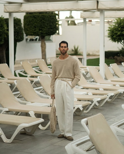 Lightweight knitwear for the last days of summer.

#modahombre #summer #outfitinspiration #menstyle #mensfashion #linen #knitwear #summeroutfit