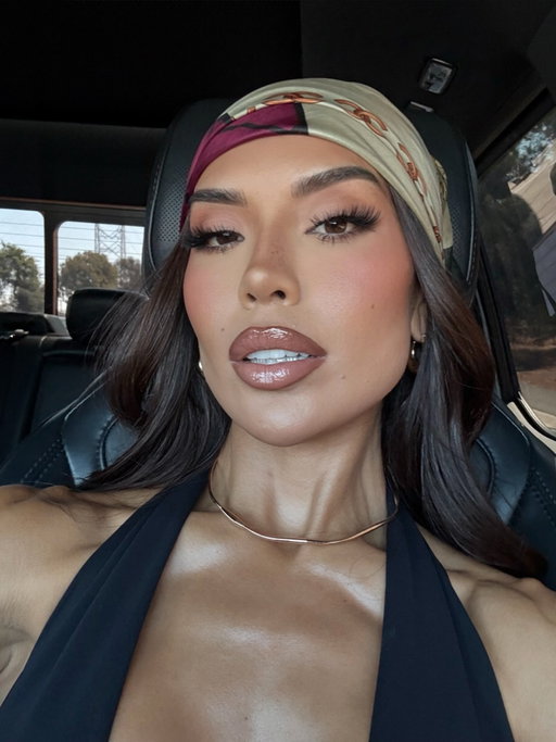 Date night look to Rufus du sol🫶🏼

@lybrelashes no.6 end lash 
@kyliecosmetics maple lip pencil 
@lawless strawberry popsicle gloss 
@diorbeauty 012 rosewood blush 
@refy body glow 
Headscarf from thrift store