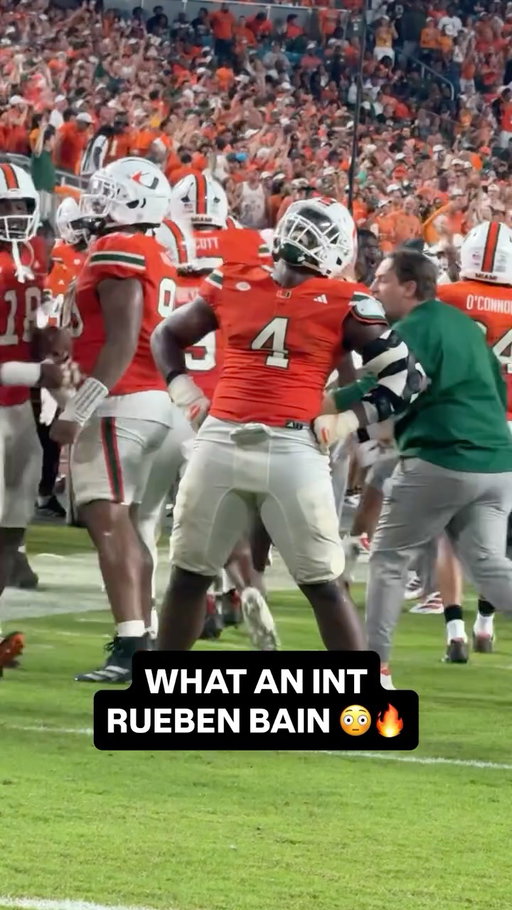 WHAT JUST HAPPENED. BAINNN 🤯🙌 @ba1nnn @canesfootball

Rueben Bain comes down with the CRAZY INT. Tip drill.