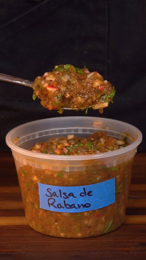 🫜 this salsa is my new favorite in the series. Salsa de Rábano mixes a salsa tatemada with a salsa fresca 🔥 drop a comment and I’ll send you the recipe 🫜 #salsa101