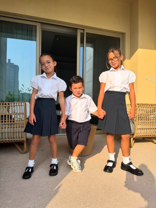 ✨ Première rentrée à Doha ✨
Nouvelle école, nouvelles langues (anglais & arabe) et toujours le cursus français 🇫🇷📚
Mes 3 🤍 font leur rentrée, dont mon petit dernier en petite section 🥹🎒
Une nouvelle aventure commence… et moi je découvre la maison toute seule 🏡💛