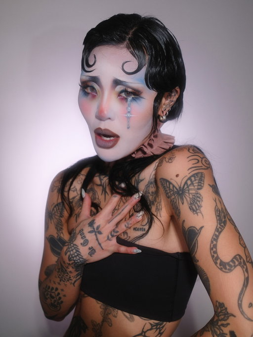 Spooky season is sloooowwwwly approaching and I couldn’t be more excited 🥹
•
•
•
#avantgardemakeup #experimentalmakeup #editorialmakeup