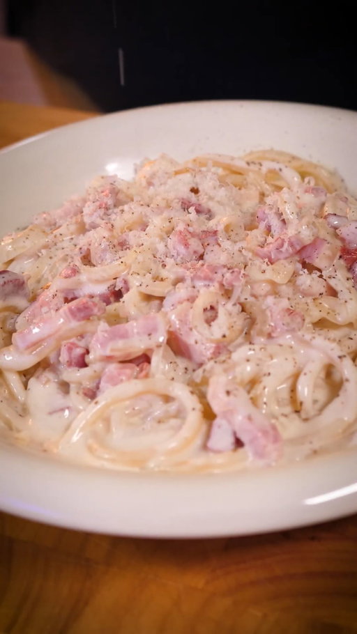 🍝 Les pâtes carbo à Tata ! Abonne toi pour plus de recettes gourmandes !

La recette des pâtes carbo, c’est les carbonara avec le plaisir (la crème) en plus ! Et aujourd’hui je te propose une version prête en 15 min avec une pluie de parmesan, une crème onctueuse et des lardons bien grillés. 

Ingrédients : 
• 80 à 100 g de pasta par personne
• 1 oignon
• 200 g de lardons
• 5 cl de vin blanc
• 3 cuil. à soupe de crème fraiche 
• du poivre
• du parmesan

Alors, tu es dans quelle team : carbo ou carbonara ? 

#recettegourmande #faitmaison #gastronogeek #yummy #carbonara