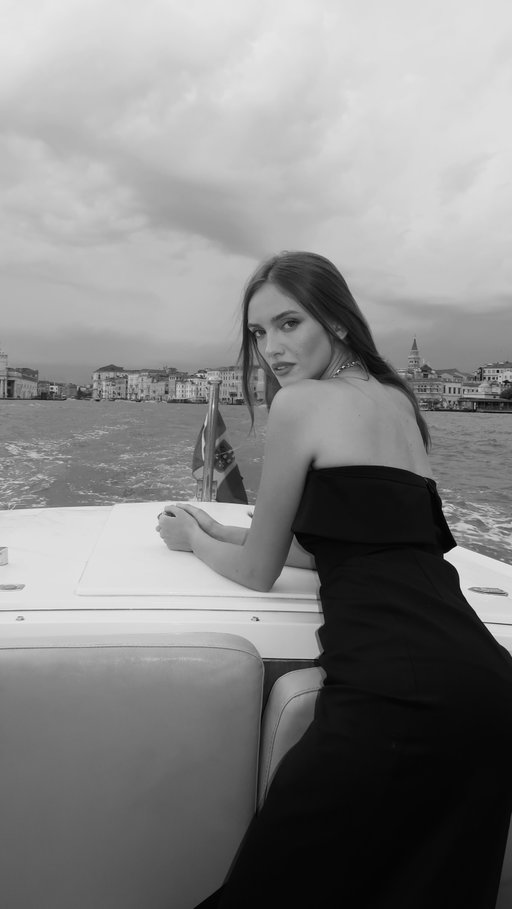 Practicing my Perfetto with De’Longhi Rivelia 🤍@delonghiofficial @delonghipolska 
#BiennaleCinema2025 #Venezia82
#Perfetto #wspolpraca